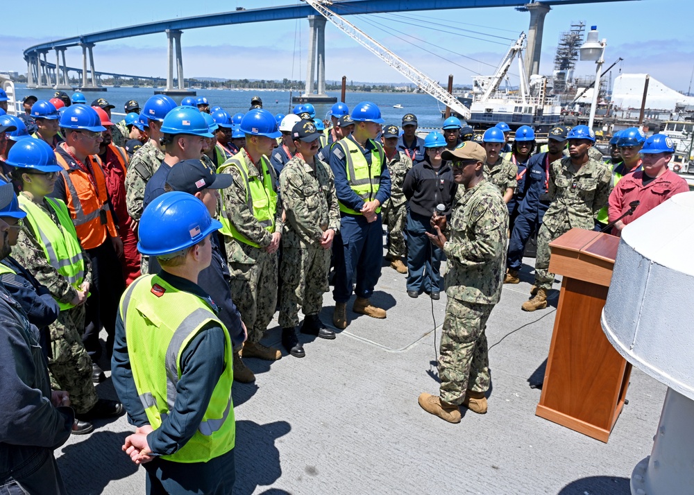 U.S. Pacific Fleet Master Chief Don Davis visits USS Halsey