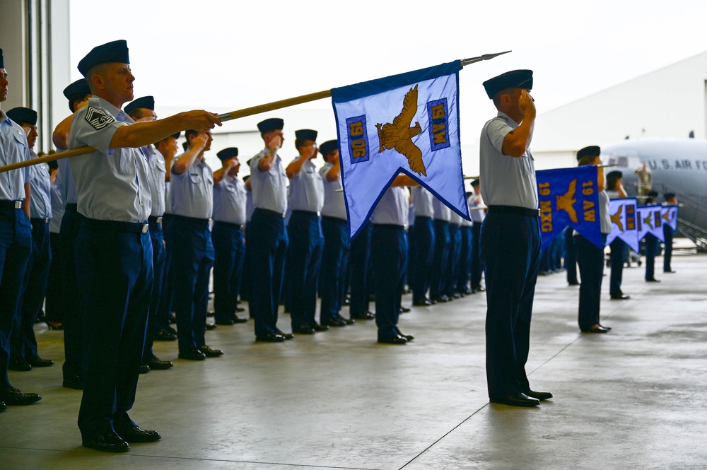 19th Airlift Wing welcomes new commander