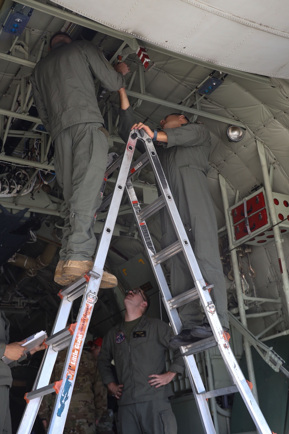 VMGR-153 trains in Washington
