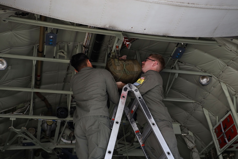 VMGR-153 trains in Washington