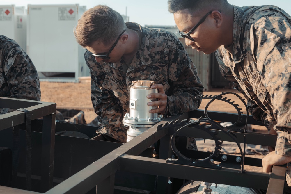 MRF-D 25.3: U.S. Marines use TAGRS to refuel Australian helicopter for the first time