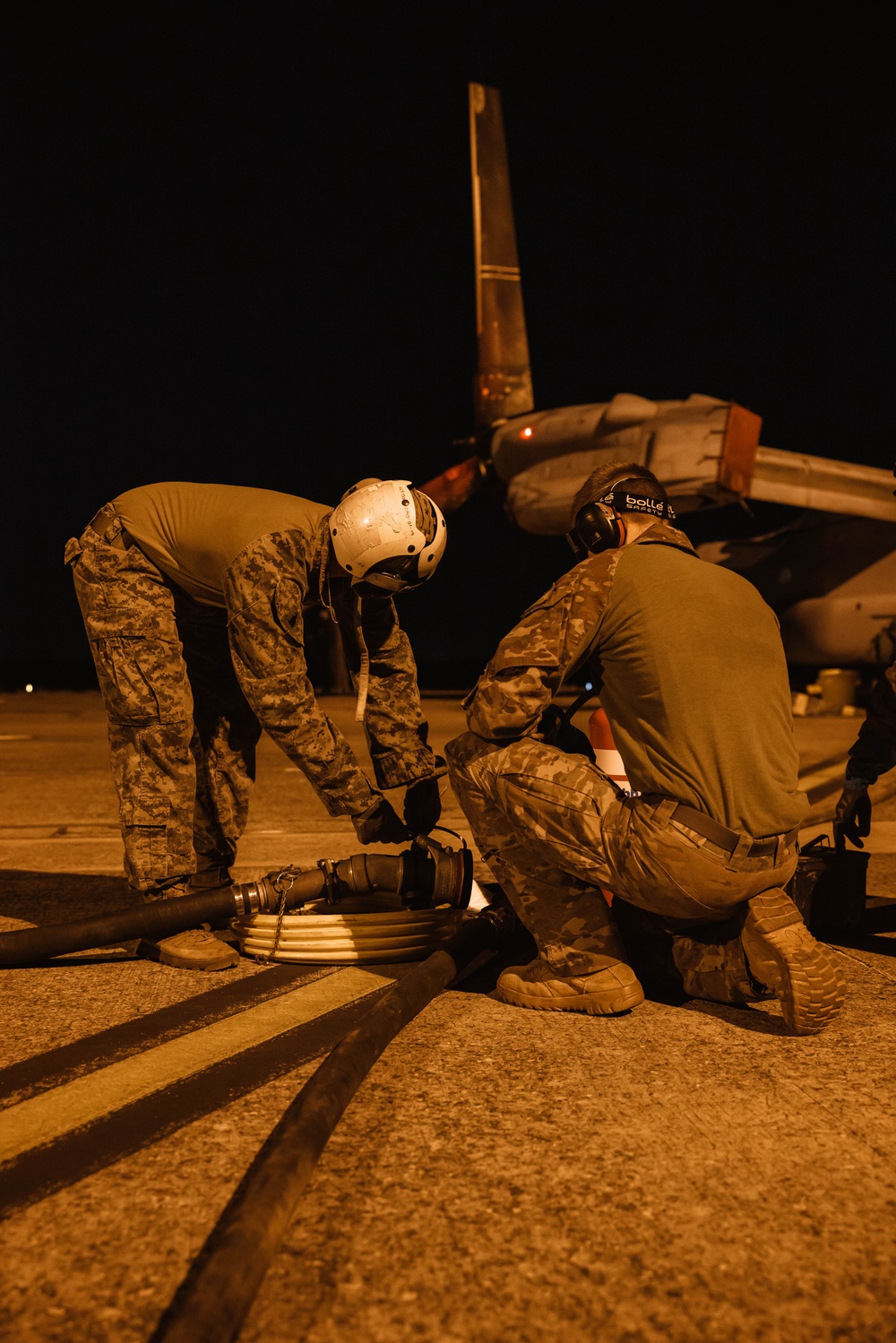 MRF-D 25.3: U.S. Marines use TAGRS to refuel Australian helicopter for the first time