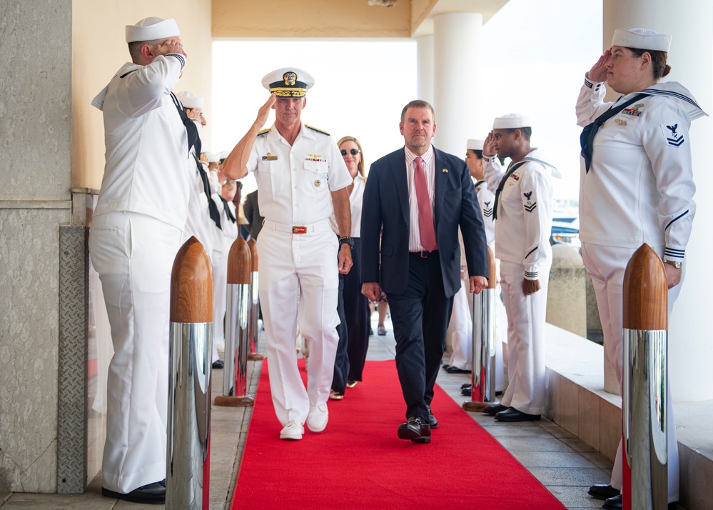 NAVEUR-NAVAF and C6F host U.S. Ambassador to Italy and San Marino
