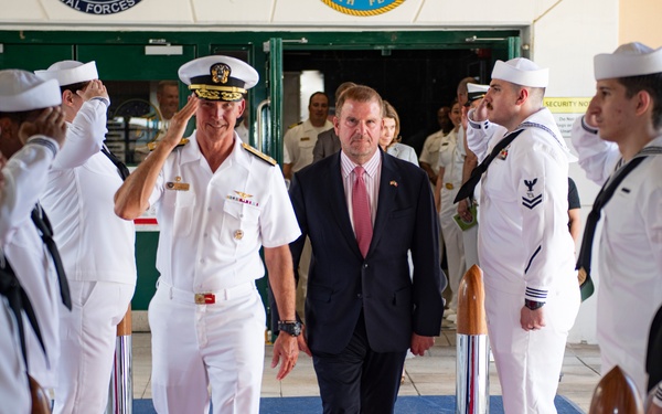 NAVEUR-NAVAF and C6F host U.S. Ambassador to Italy and San Marino