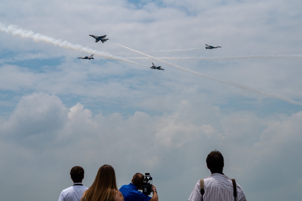 Thunderbirds arrive for Fort Wayne Air Show