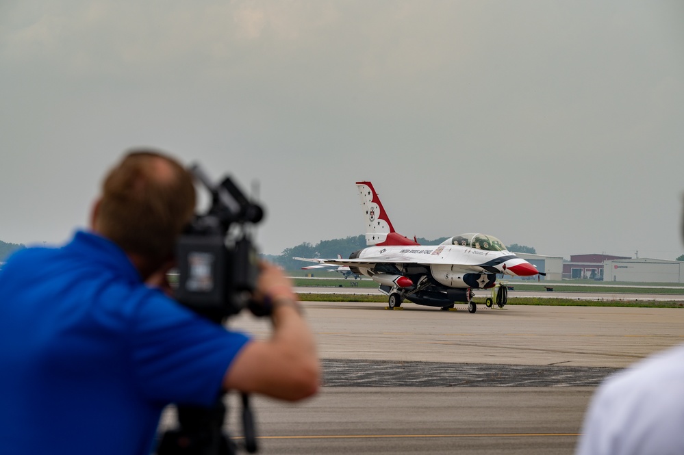 Thunderbirds arrive for Fort Wayne Air Show