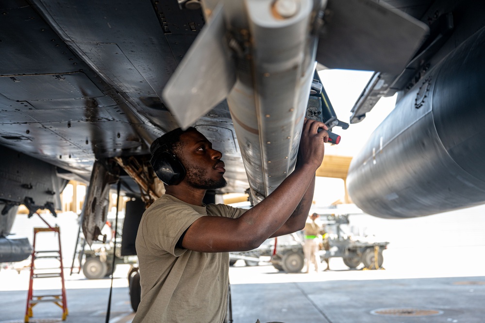 391st Expeditionary Fighter Generation Squadron conducts weapons load