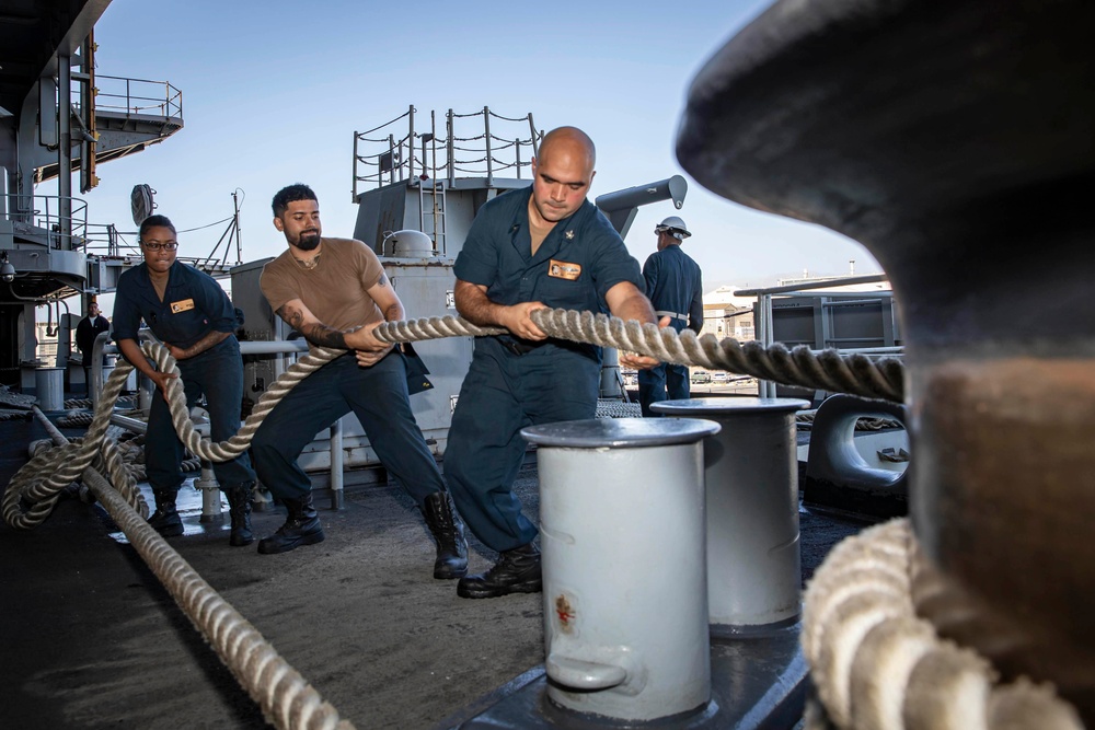 USS Abraham Lincoln pulls into San Diego