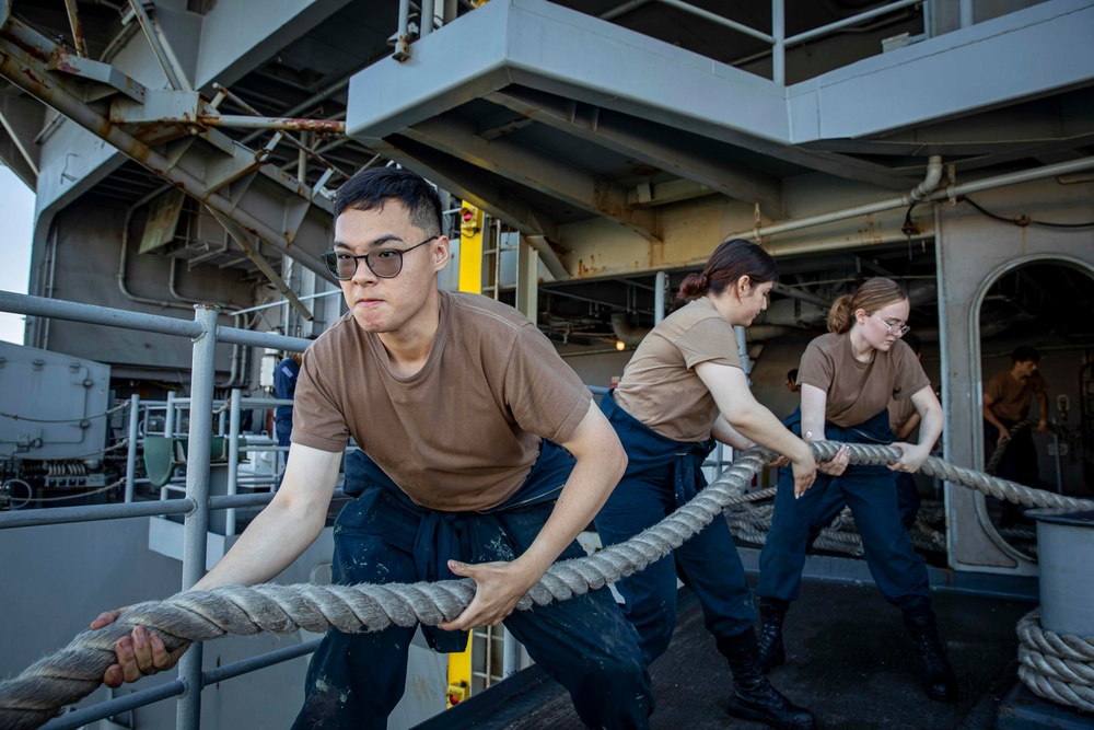 USS Abraham Lincoln pulls into San Diego