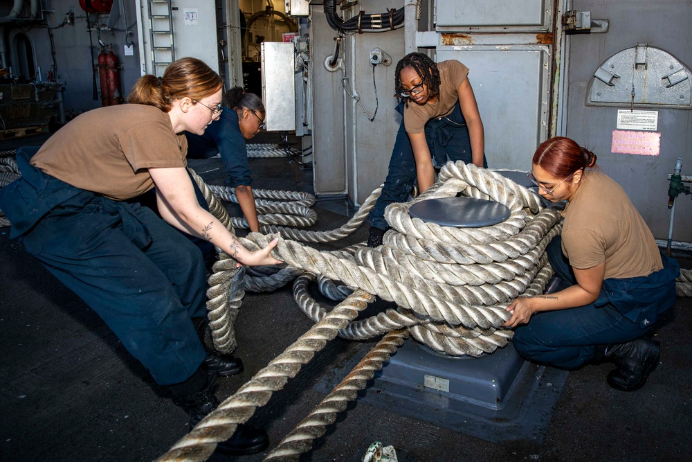 USS Abraham Lincoln pulls into San Diego