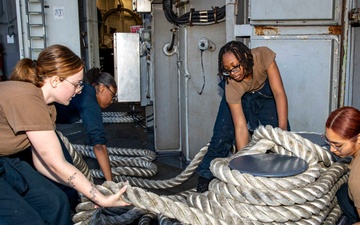 USS Abraham Lincoln pulls into San Diego