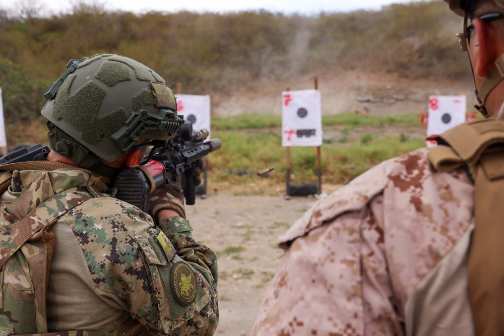 SMEE Between Marines and Ecuadorian Marine Infantry
