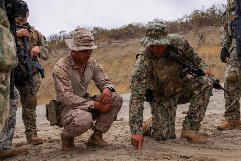 SMEE Between Marines and Ecuadorian Marine Infantry