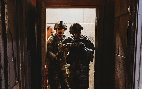 Bravo Company, 1-112 IN BN Conducts Training at Live Fire Shoot House Complex