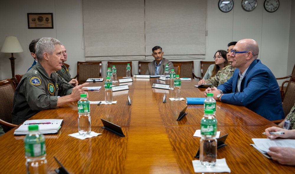 COMPACFLT Visits Manila