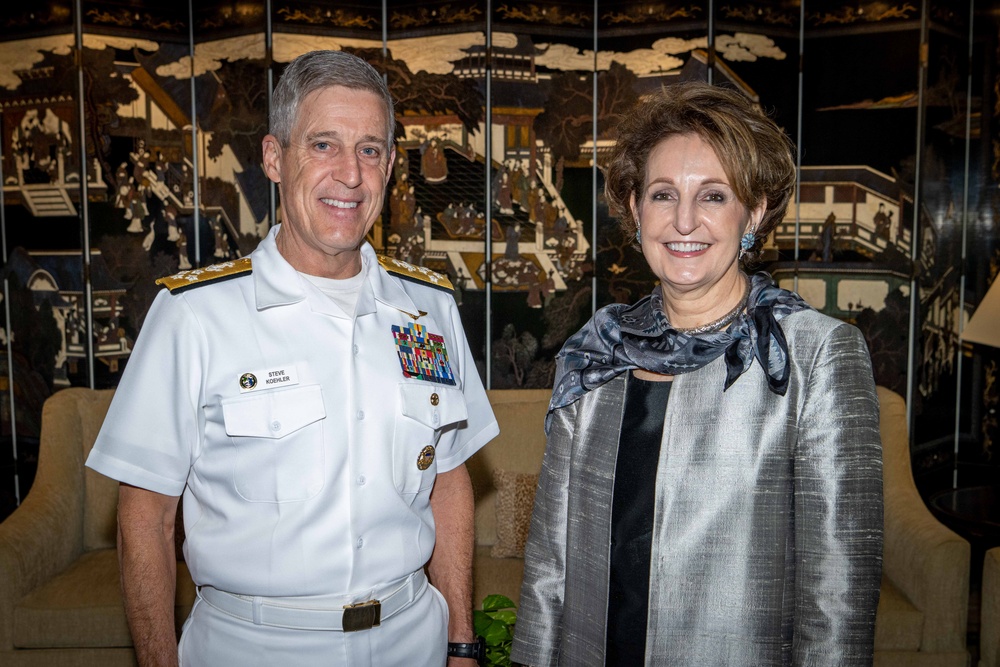 COMPACFLT meets with U.S. Ambassador to the Republic of the Philippines