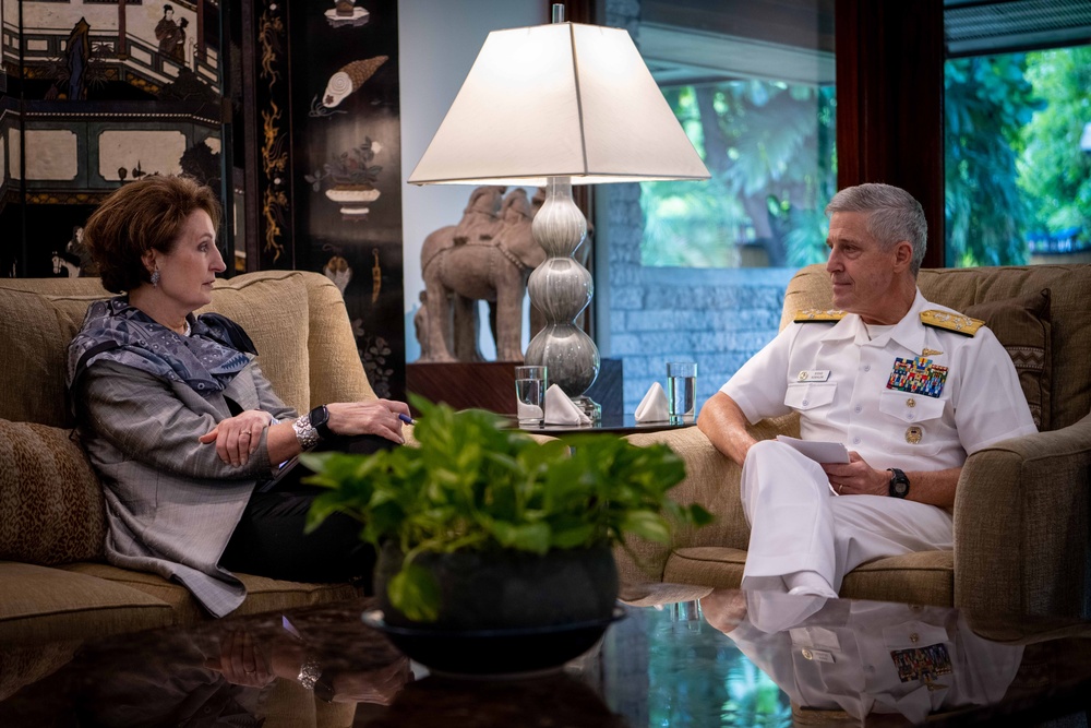 COMPACFLT meets with U.S. Ambassador to the Republic of the Philippines