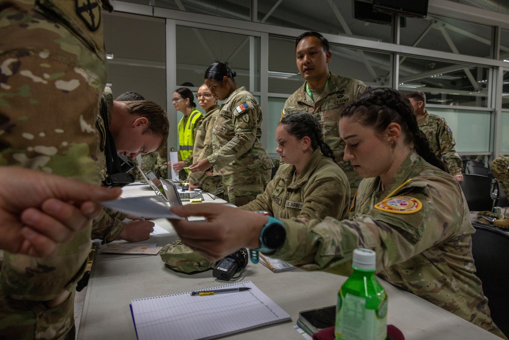 U.S. Soldiers arrive at RAAF Amberley for TS25
