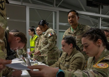 U.S. Soldiers arrive at RAAF Amberley for TS25