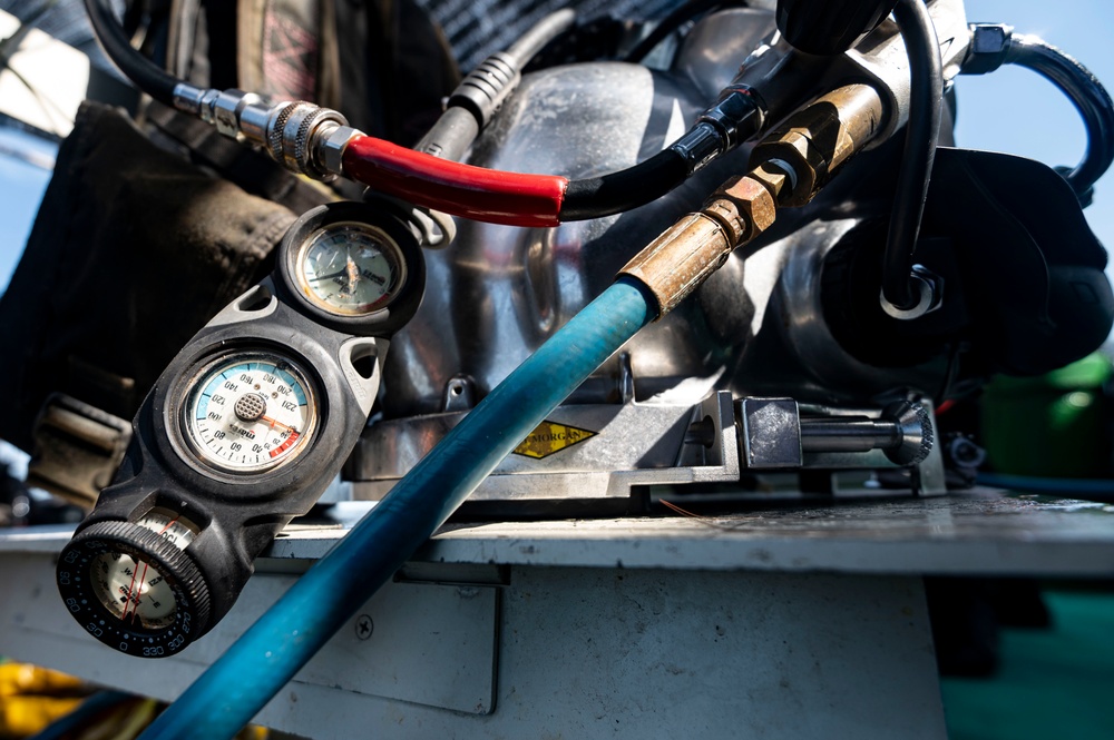 25-3VN Conducts Dive Operations
