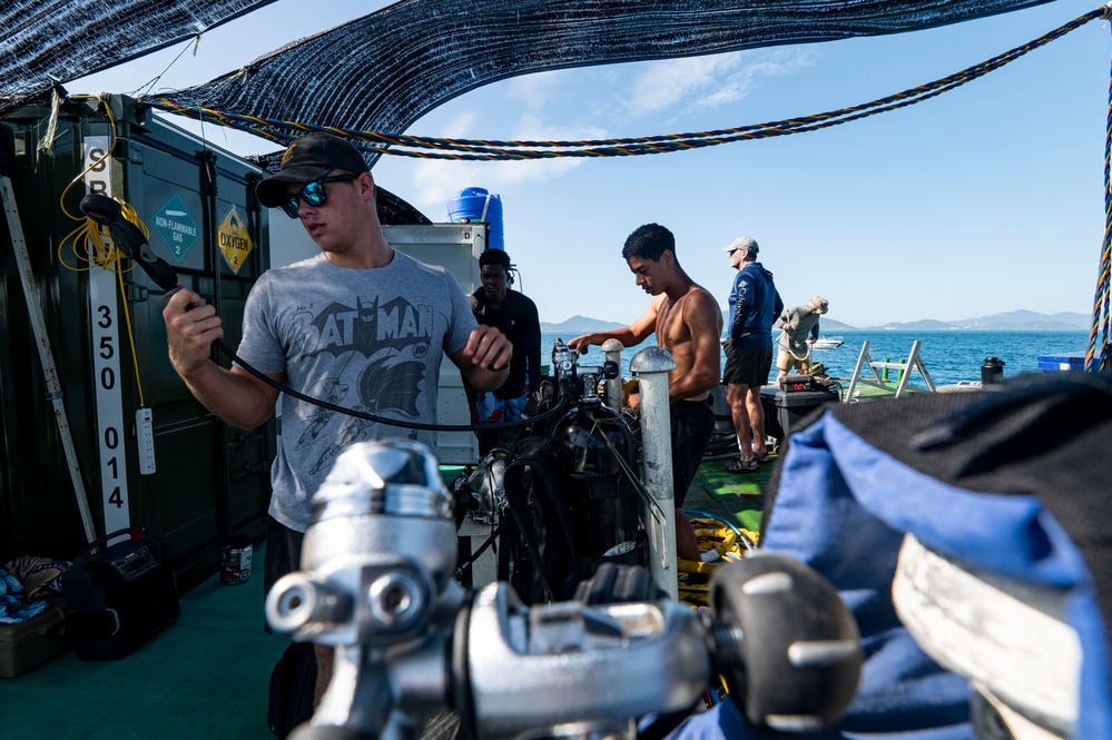 25-3VN Conducts Dive Operations