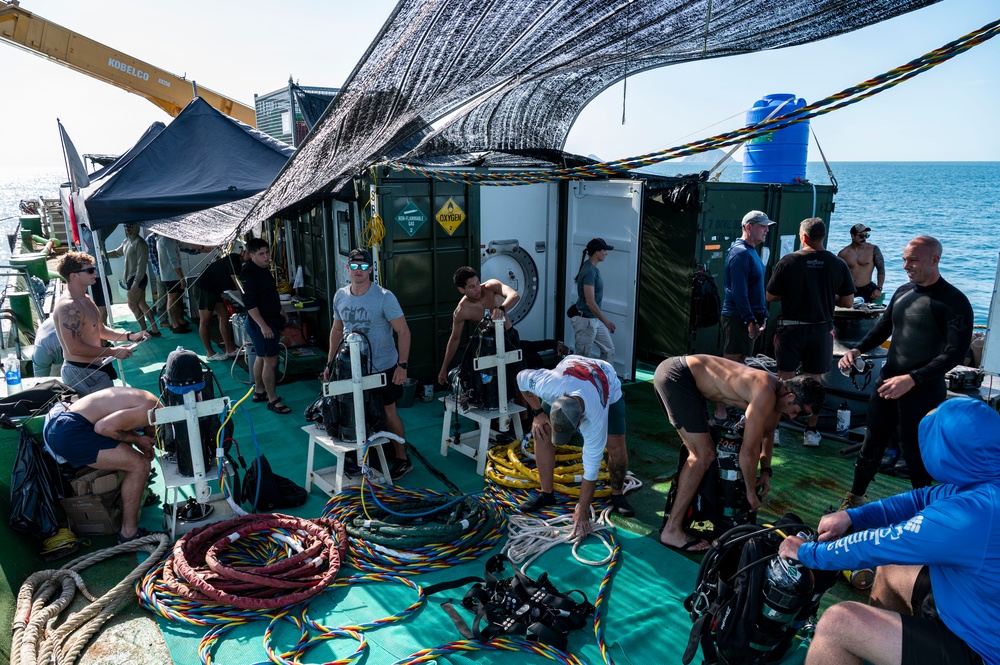 25-3VN Conducts Dive Operations