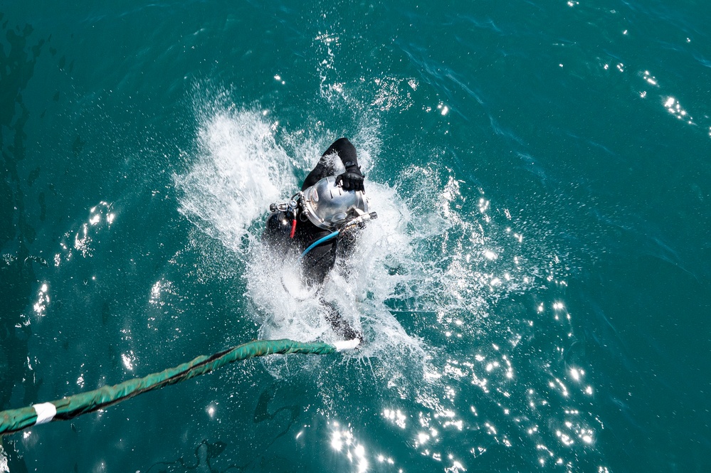 25-3VN Conducts Dive Operations