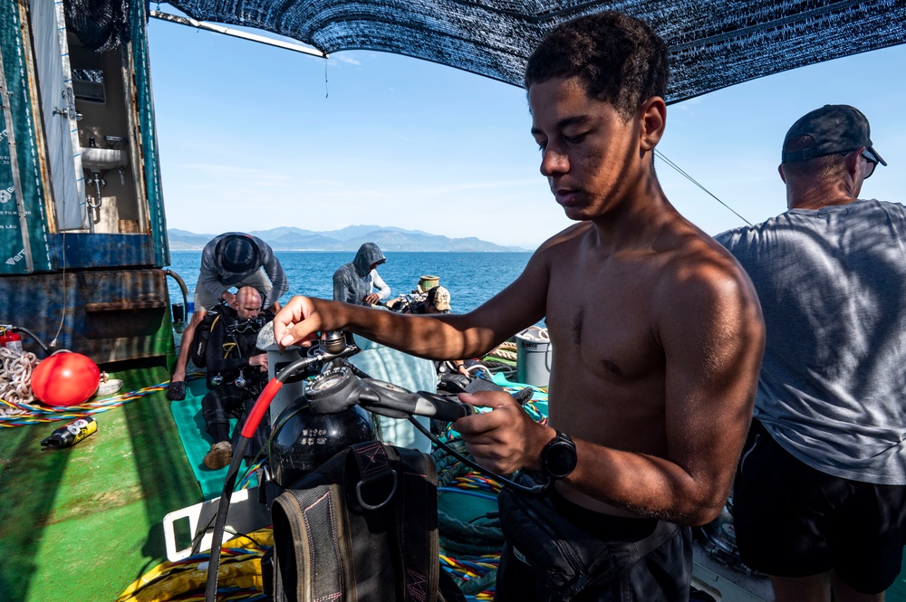 25-3VN Conducts Dive Operations