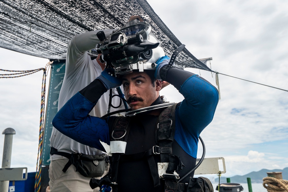 25-3VN Conducts Dive Operations