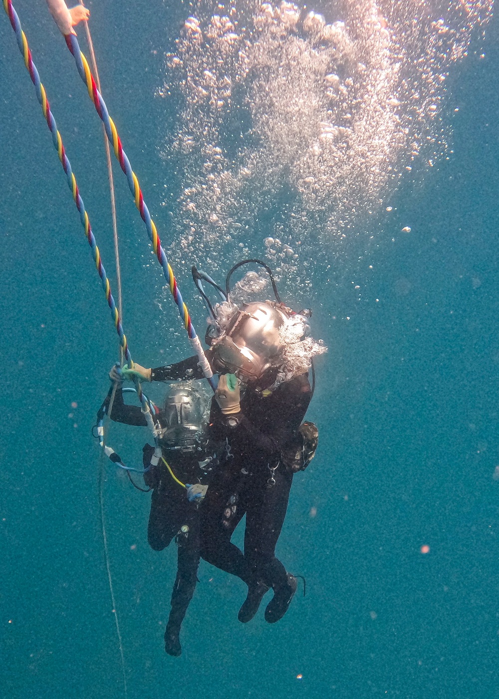 25-3VN Conducts Dive Operations