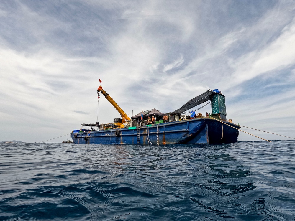 25-3VN Conducts Dive Operations