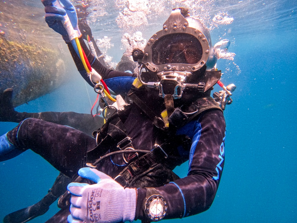 25-3VN Conducts Dive Operations