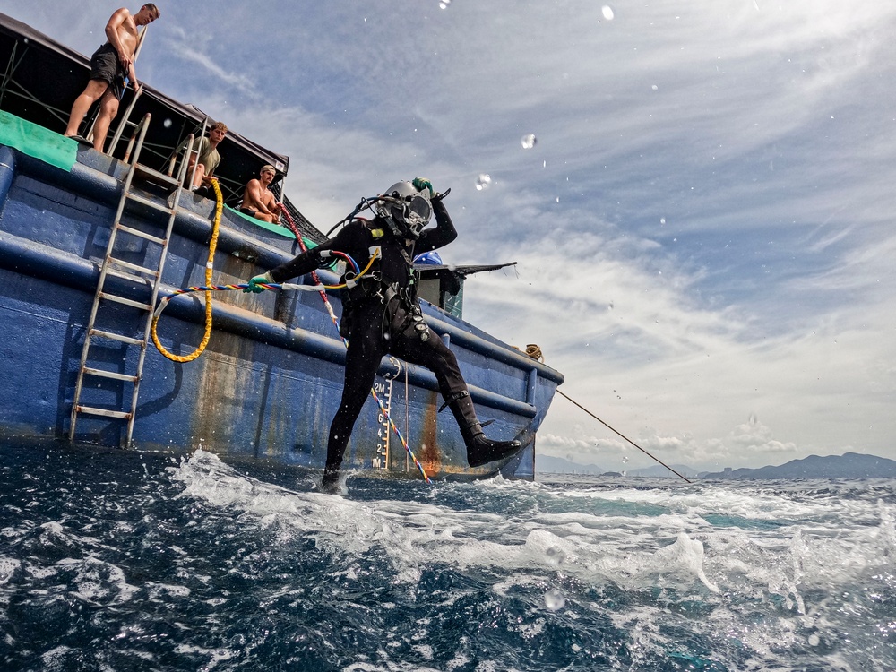 25-3VN Conducts Dive Operations