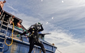 25-3VN Conducts Dive Operations