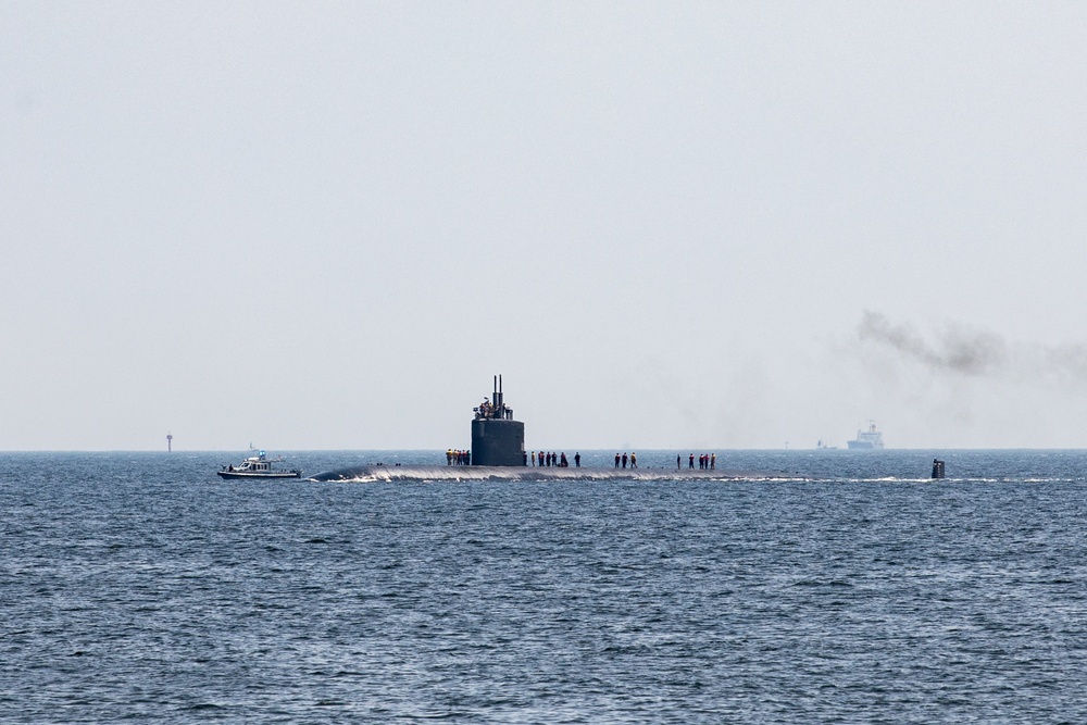 USS Santa Fe (SSN 763) pulls into CFAY