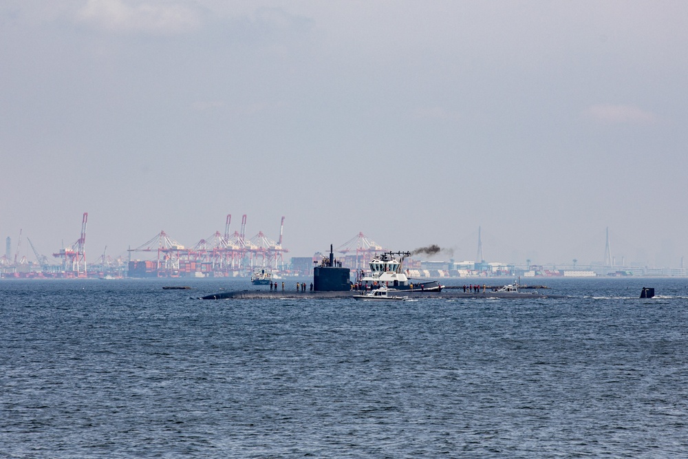 USS Santa Fe (SSN 763) pulls into CFAY