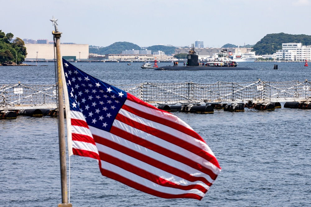 USS Santa Fe (SSN 763) pulls into CFAY