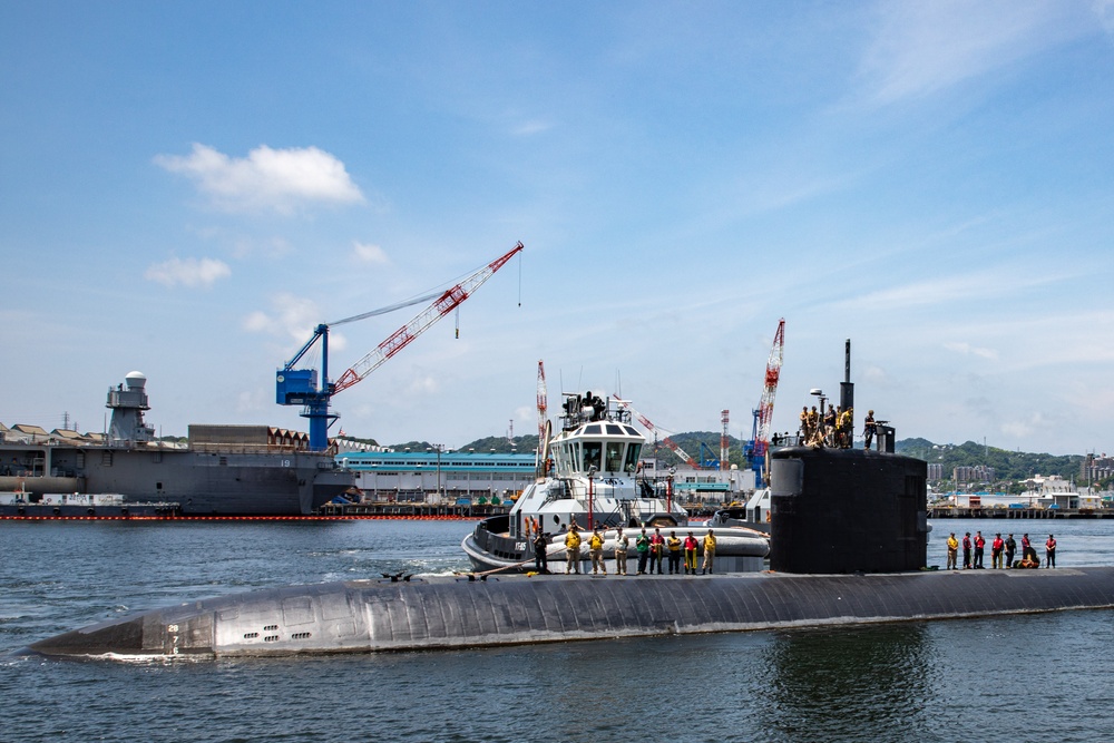 USS Santa Fe (SSN 763) pulls into CFAY