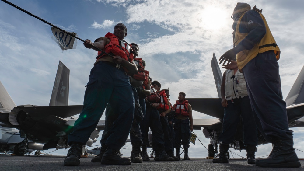 George Washington Conducts Fueling-at-Sea Evolution with Badlands Trader