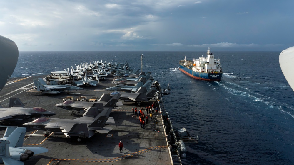 George Washington Conducts Fueling-at-Sea Evolution with Badlands Trader