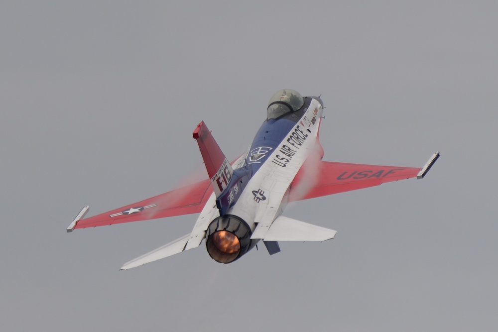 Viper Demo Team performs on first day of F-AIR 25 Colombia