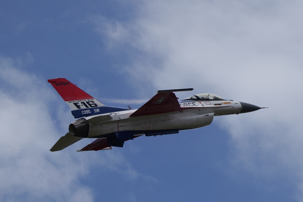 Viper Demo Team performs on first day of F-AIR 25 Colombia