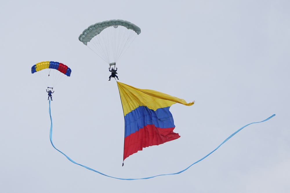Viper Demo Team performs on first day of F-AIR 25 Colombia