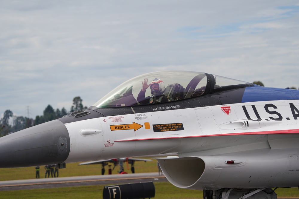 Viper Demo Team performs on first day of F-AIR 25 Colombia
