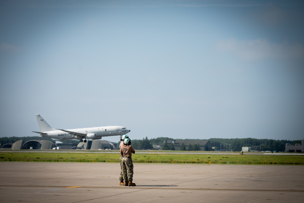 Aircraft 432 lands as maintainers await it's full stop