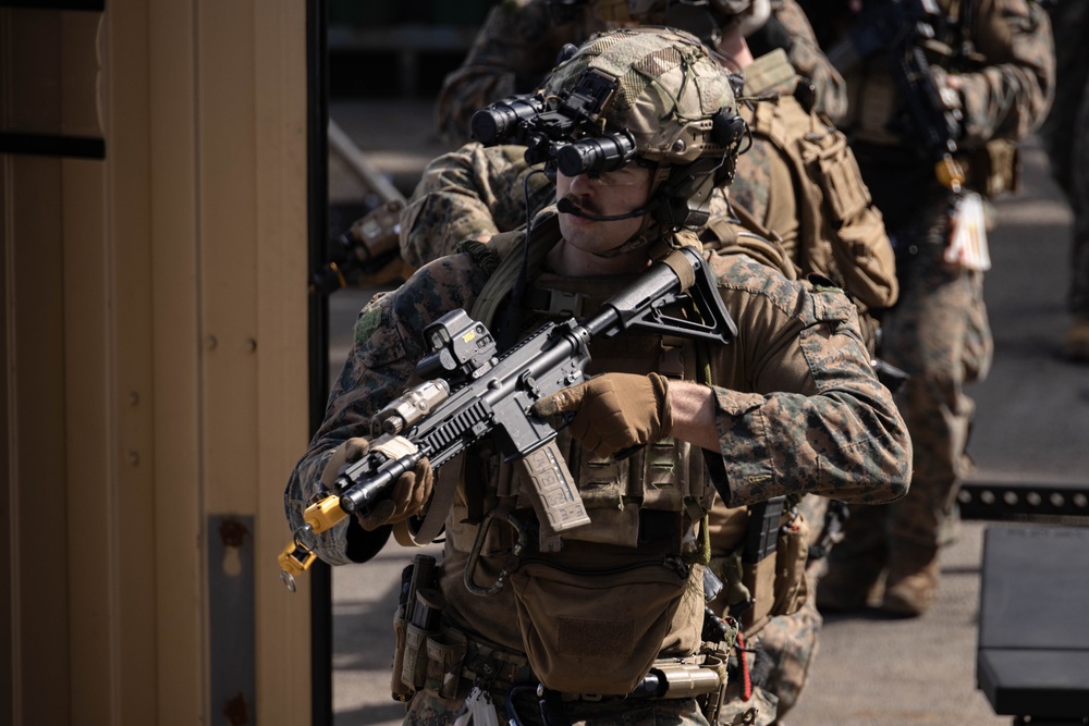 31st MEU | Visit, Board, Search and Seizure exercise