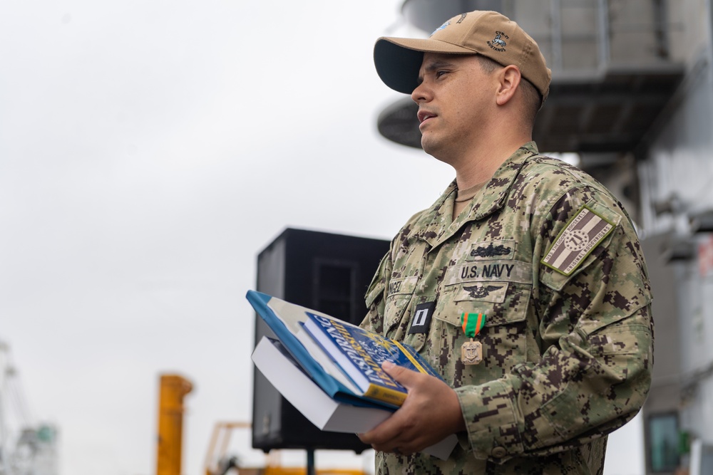 Theodore Roosevelt Sailor receives USNA Class of '71 Leadership Award