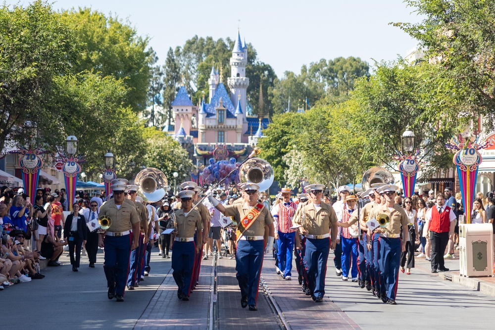 1st MARDIV Band performs at Disneyland for Independence Day