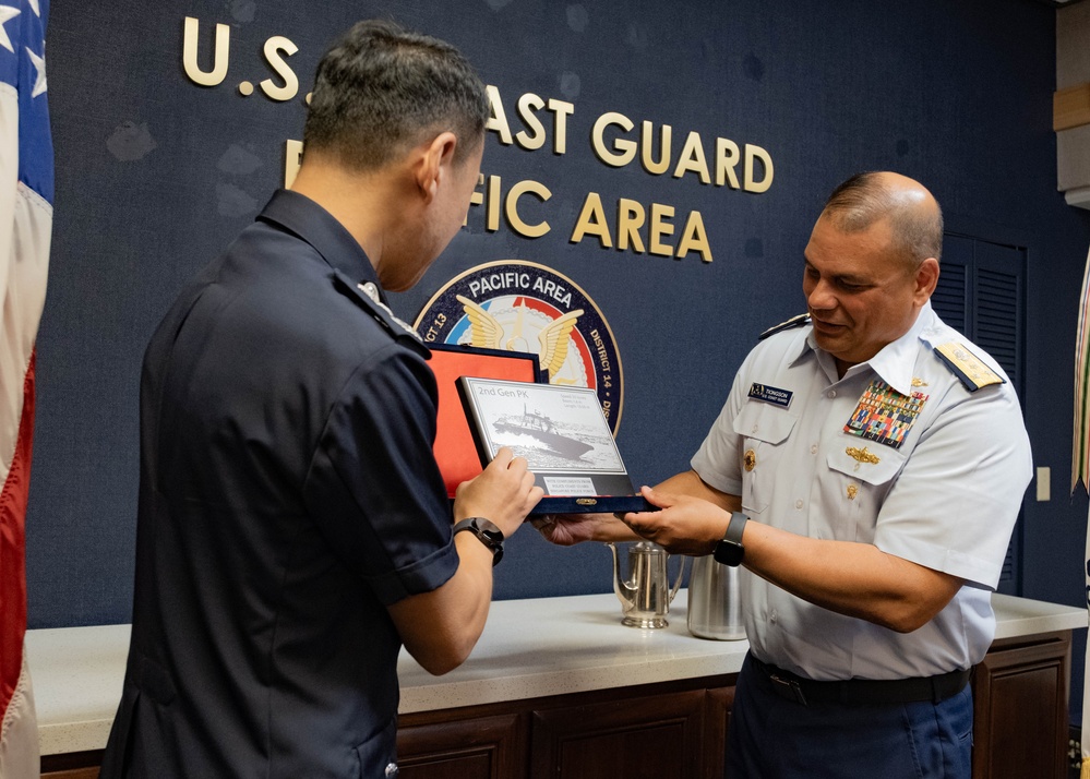 U.S. Coast Guard Pacific Area commander exchanges gifts with Singapore Police Coast Guard commander