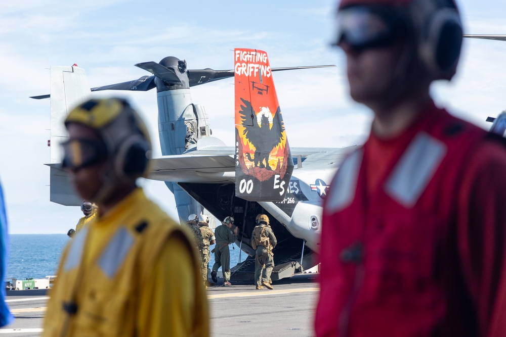 22nd MEU(SOC) | Major General Swan Visits USS Iwo Jima